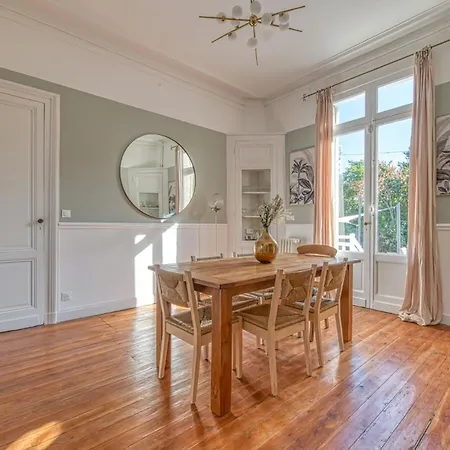 Historic In With Heated Pool 아르카숑