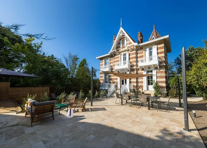 Historic In With Heated Pool 펜션 아르카숑