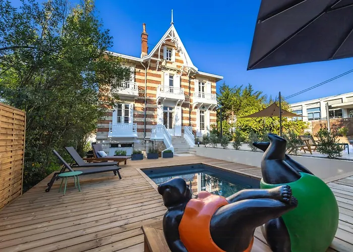 펜션 Historic In With Heated Pool